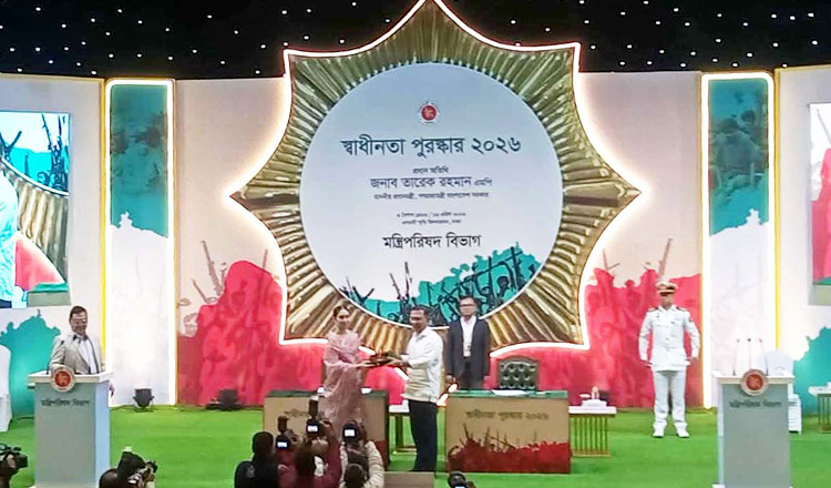 স্বাধীনতা পদক হস্তান্তর করলেন প্রধানমন্ত্রী